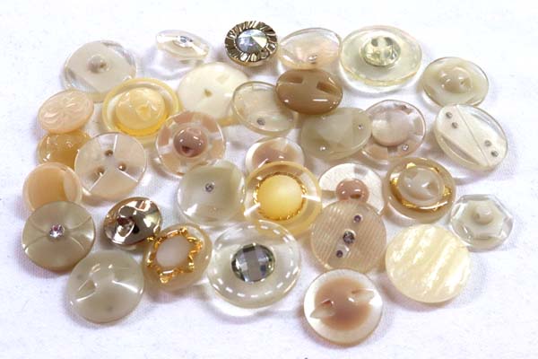メーカー廃番品　ヴィンテージ　ジルコニア入　アンティークボタン　ベージュ系gt30　（１６組）　btgt30