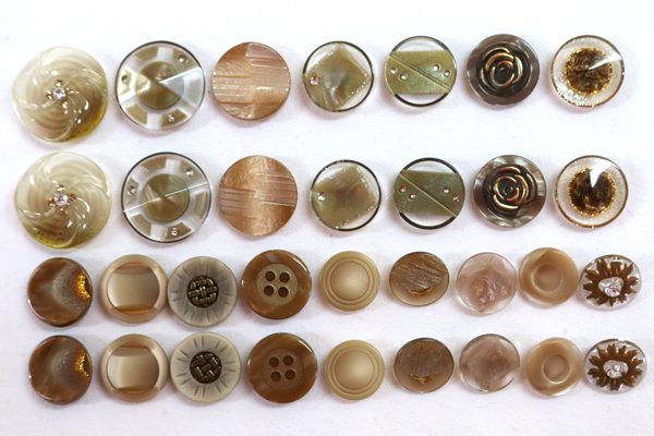 メーカー廃番品　ヴィンテージ　ジルコニア入　アンティークボタン　ウォールナット系gt31　（１６組）　btgt31