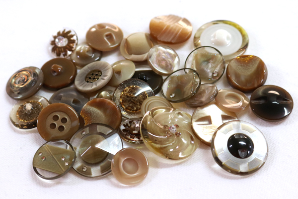 メーカー廃番品　ヴィンテージ　ジルコニア入　アンティークボタン　ウォールナット系gt31　（１６組）　btgt31