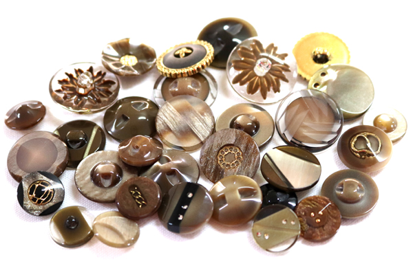 メーカー廃番品　ヴィンテージ　ジルコニア入　アンティークボタン　ウォールナット系gt33　（１６組）　btgt33