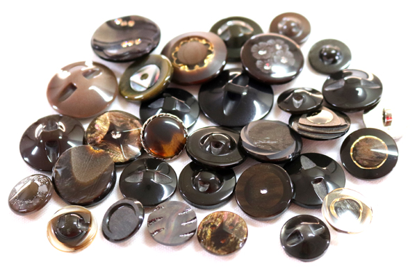 メーカー廃番品　ヴィンテージ　ジルコニア入　アンティークボタン　ダークブラウン系gt34　（１６組）　btgt34