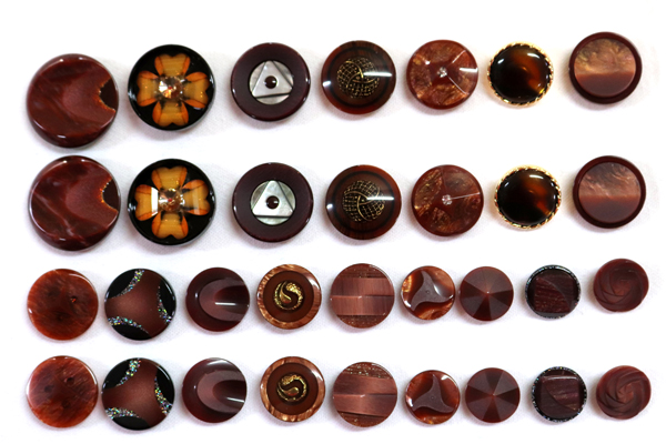 メーカー廃番品　ヴィンテージ　ジルコニア入　アンティークボタン　マロン系gt35　（１６組）　btgt35