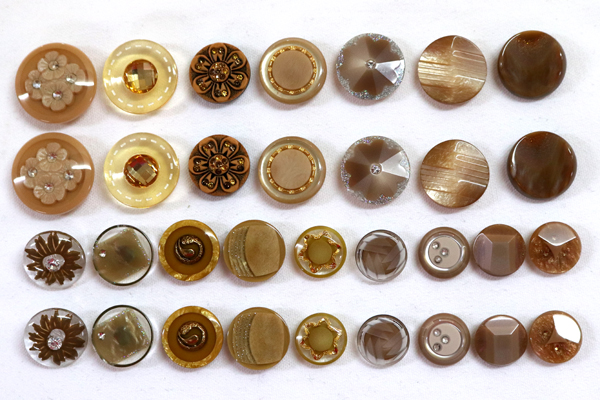 メーカー廃番品　ヴィンテージ　ジルコニア入　アンティークボタン　ベージュブラウン系gt36　（１６組）　btgt36