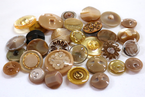メーカー廃番品　ヴィンテージ　ジルコニア入　アンティークボタン　ベージュブラウン系gt36　（１６組）　btgt36
