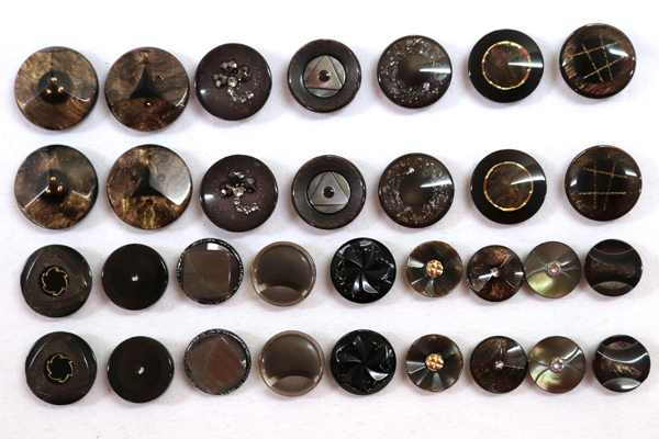 メーカー廃番品　ヴィンテージ　ジルコニア入　アンティークボタン　ダークブラウン系gt37　（１６組）　btgt37