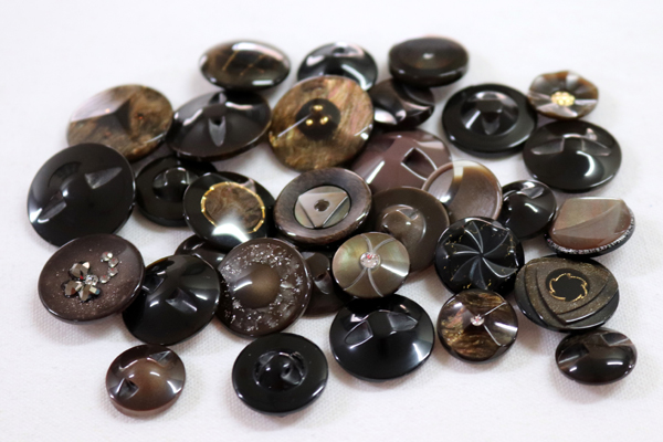 メーカー廃番品　ヴィンテージ　ジルコニア入　アンティークボタン　ダークブラウン系gt37　（１６組）　btgt37