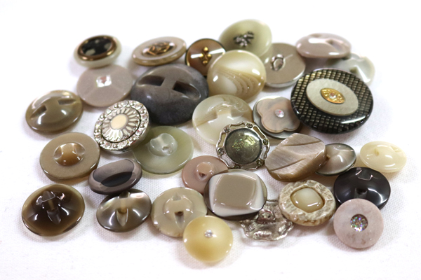 メーカー廃番品　ヴィンテージ　ジルコニア入　アンティークボタン　ベージュ系gt39　（１６組）　btgt39