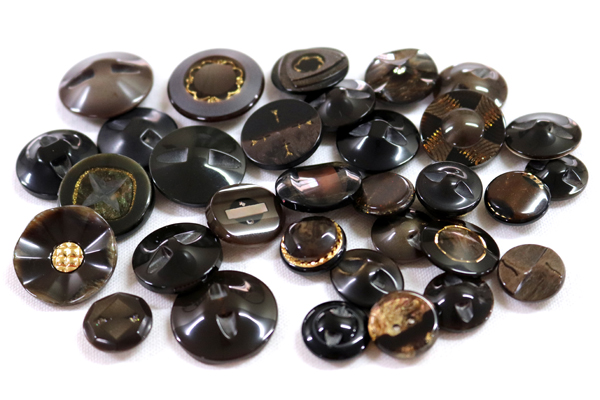 メーカー廃番品　ヴィンテージ　ジルコニア入　アンティークボタン　ダークブラウン系gt40　（１６組）　btgt40