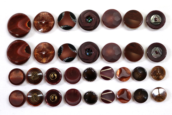メーカー廃番品　ヴィンテージ　ジルコニア入　アンティークボタン　チェリーブラウン系gt41　（１６組）　btgt41