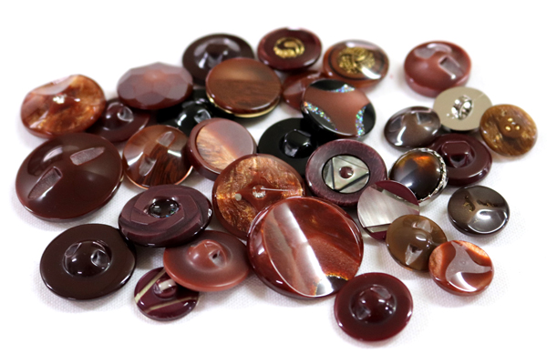 メーカー廃番品　ヴィンテージ　ジルコニア入　アンティークボタン　チェリーブラウン系gt41　（１６組）　btgt41