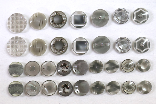 メーカー廃番品　ヴィンテージ　ジルコニア入　アンティークボタン　ライトグレー系gt43　（１６組）　btgt43