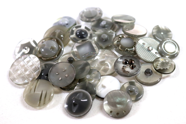 メーカー廃番品　ヴィンテージ　ジルコニア入　アンティークボタン　ライトグレー系gt43　（１６組）　btgt43