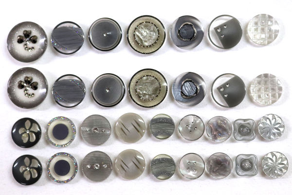 メーカー廃番品　ヴィンテージ　ジルコニア入　アンティークボタン　ライトグレー系gt44　（１６組）　btgt44