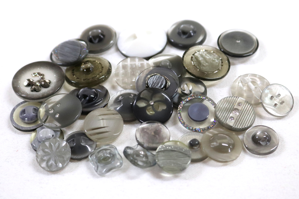 メーカー廃番品　ヴィンテージ　ジルコニア入　アンティークボタン　ライトグレー系gt44　（１６組）　btgt44