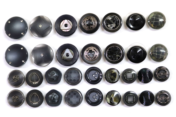 メーカー廃番品　ヴィンテージ　ジルコニア入　アンティークボタン　グレー系gt47　（１６組）　btgt47