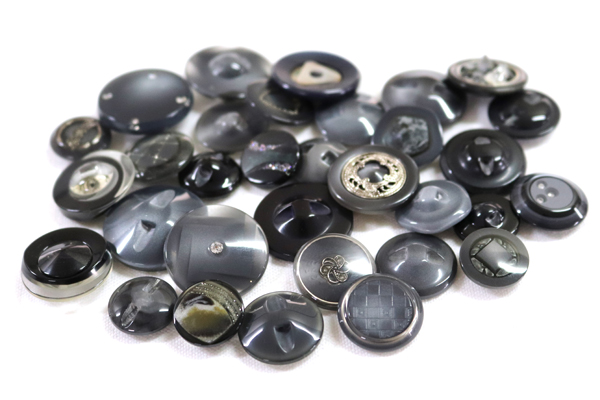 メーカー廃番品　ヴィンテージ　ジルコニア入　アンティークボタン　グレー系gt47　（１６組）　btgt47