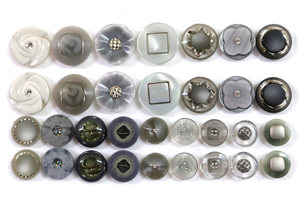 メーカー廃番品　ヴィンテージ　ジルコニア入　アンティークボタン　ライトグレー系gt49　（１６組）　btgt49
