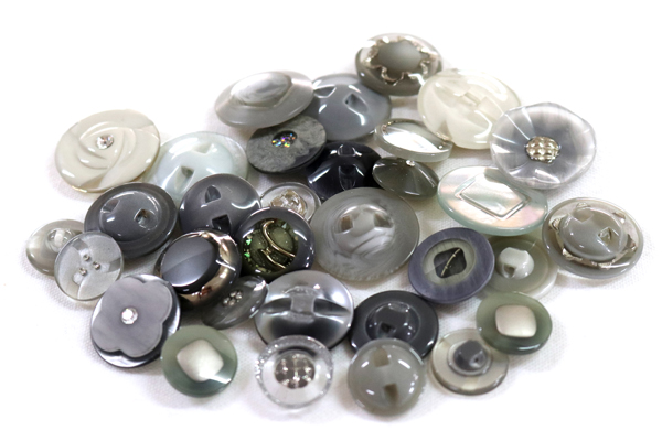 メーカー廃番品　ヴィンテージ　ジルコニア入　アンティークボタン　ライトグレー系gt49　（１６組）　btgt49