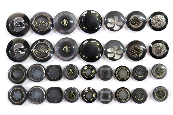 メーカー廃番品　ヴィンテージ　ジルコニア入　アンティークボタン　グレー系gt50　（１６組）　btgt50