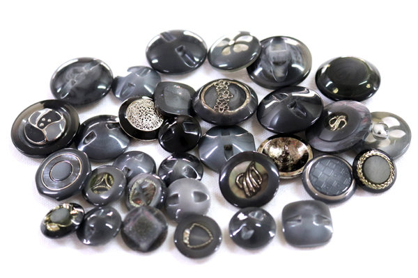 メーカー廃番品　ヴィンテージ　ジルコニア入　アンティークボタン　グレー系gt50　（１６組）　btgt50