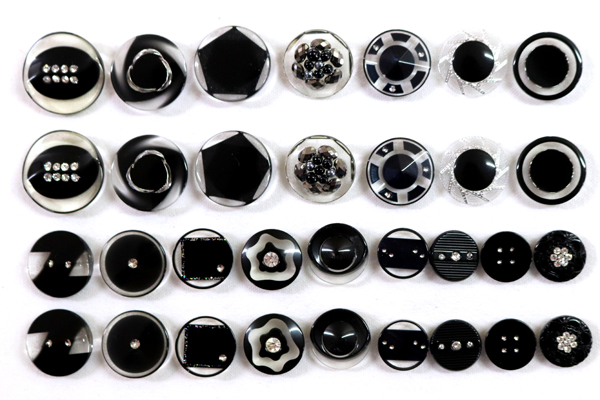 メーカー廃番品　ヴィンテージ　ジルコニア入　アンティークボタン　ブラック系gt52　（１６組）　btgt52