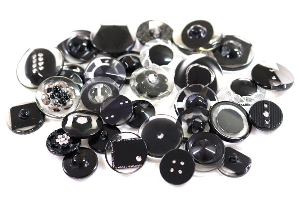 メーカー廃番品　ヴィンテージ　ジルコニア入　アンティークボタン　ブラック系gt52　（１６組）　btgt52