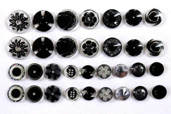 メーカー廃番品　ヴィンテージ　ジルコニア入　アンティークボタン　ブラック系gt53　（１６組）　btgt53