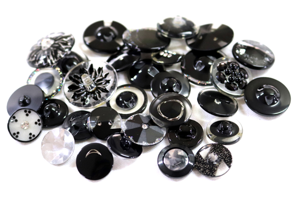 メーカー廃番品　ヴィンテージ　ジルコニア入　アンティークボタン　ブラック系gt53　（１６組）　btgt53