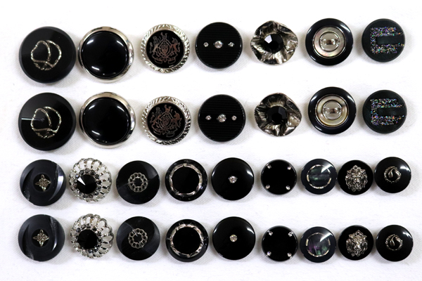 メーカー廃番品　ヴィンテージ　ジルコニア入　アンティークボタン　ブラック系gt54　（１６組）　btgt54