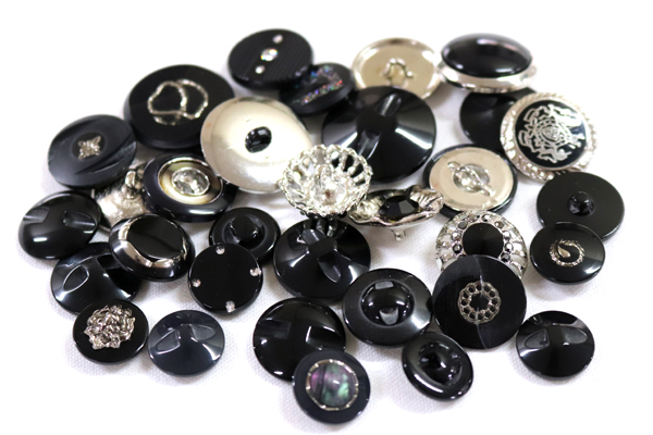 メーカー廃番品　ヴィンテージ　ジルコニア入　アンティークボタン　ブラック系gt54　（１６組）　btgt54
