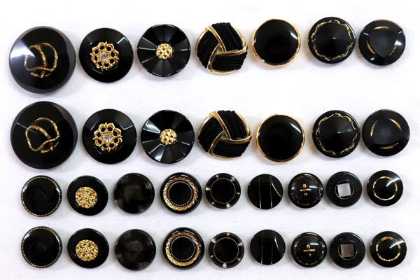 メーカー廃番品　ヴィンテージ　ジルコニア入　アンティークボタン　ブラック・ゴールド系gt57　（１６組）　btgt57
