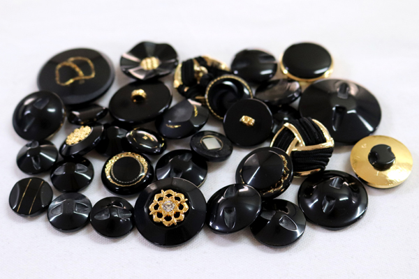 メーカー廃番品　ヴィンテージ　ジルコニア入　アンティークボタン　ブラック・ゴールド系gt57　（１６組）　btgt57