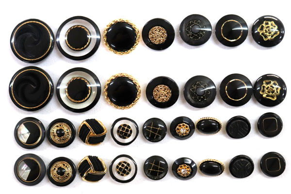 メーカー廃番品　ヴィンテージ　ジルコニア入　アンティークボタン　ブラック・ゴールド系gt58　（１６組）　btgt58