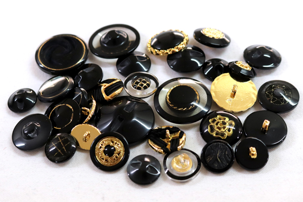 メーカー廃番品　ヴィンテージ　ジルコニア入　アンティークボタン　ブラック・ゴールド系gt58　（１６組）　btgt58