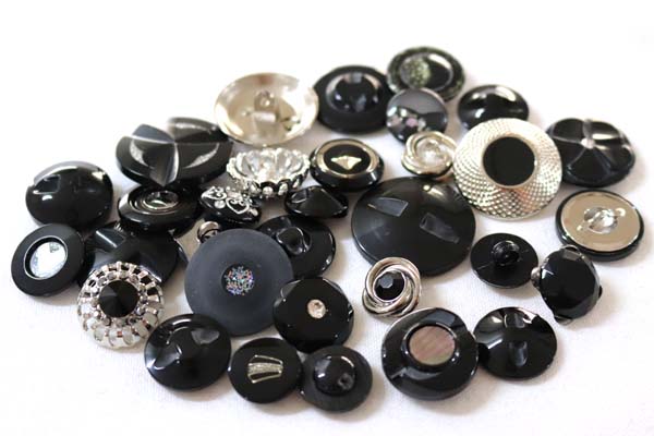 メーカー廃番品　ヴィンテージ　ジルコニア入　アンティークボタン　ブラック・シルバー系gt72　（１６組）　btgt72