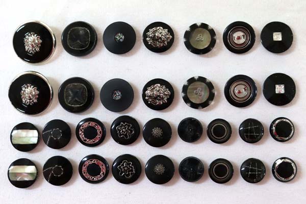 メーカー廃番品　ヴィンテージ　ジルコニア入　アンティークボタン　ブラック・シルバー系gt73　（１６組）　btgt73