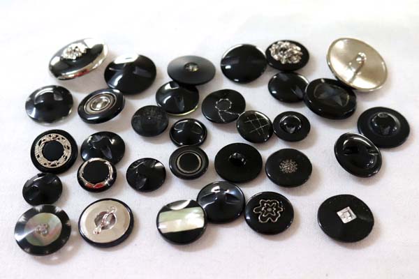 メーカー廃番品　ヴィンテージ　ジルコニア入　アンティークボタン　ブラック・シルバー系gt73　（１６組）　btgt73