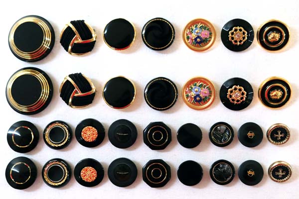 メーカー廃番品　ヴィンテージ　ジルコニア入　アンティークボタン　ブラック×ゴールド系gt75　（１６組）　btgt75