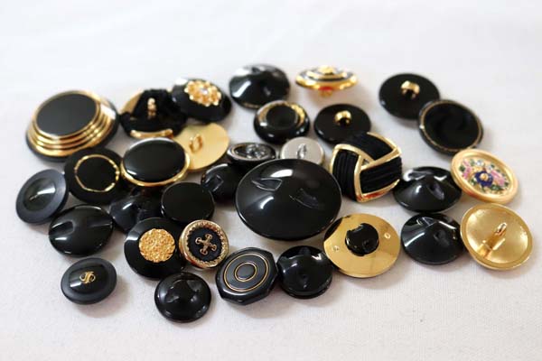 メーカー廃番品　ヴィンテージ　ジルコニア入　アンティークボタン　ブラック×ゴールド系gt75　（１６組）　btgt75