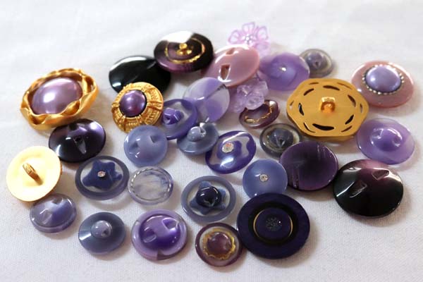 メーカー廃番品　ヴィンテージ　ジルコニア入　アンティークボタン　薄パープル系gt78　（１６組）　btgt78
