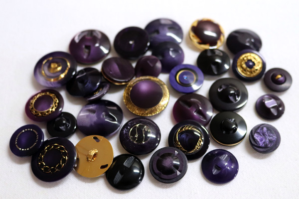 メーカー廃番品　ヴィンテージ　ジルコニア入　アンティークボタン　パープル×ゴールド系gt91　（１６組）　btgt91