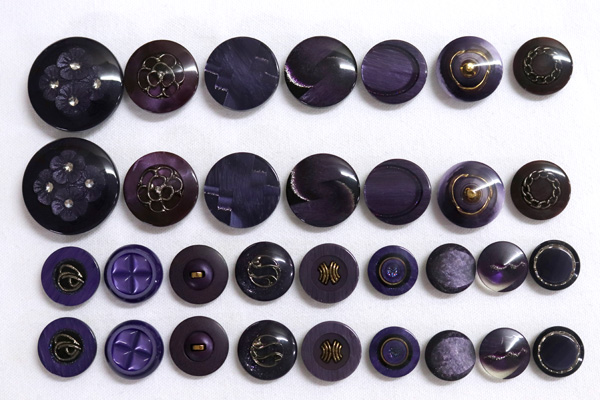 メーカー廃番品　ヴィンテージ　ジルコニア入　アンティークボタン　パープル系gt92　（１６組）　btgt92