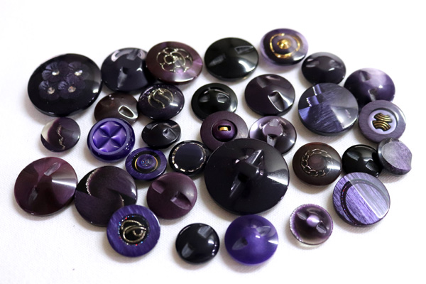 メーカー廃番品　ヴィンテージ　ジルコニア入　アンティークボタン　パープル系gt92　（１６組）　btgt92