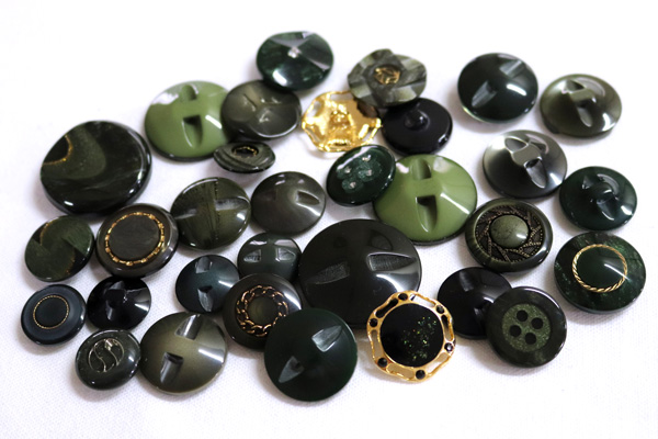 メーカー廃番品　ヴィンテージ　ジルコニア入　アンティークボタン　ダークグリーン系gt96　（１６組）　btgt96