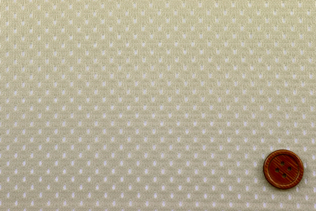 抗菌・防臭・吸汗・速乾 メッシュ ライトベージュ 全体のメッシュ表情と2cmボタン比較(江戸ッ子)