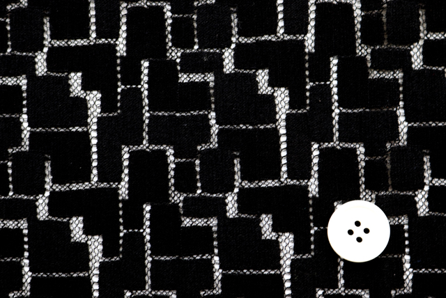 チュールブロックレース 黒 部分アップと2cmボタン比較(江戸ッ子)