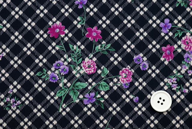 バイアスチェック フラワープリント 黒地 ボタン比較 2cm（江戸ッ子）