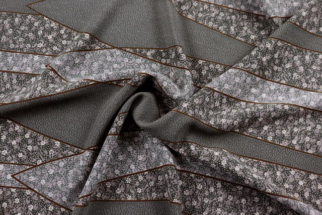 ポリエステル ちりめん 和調プリント 苔色系 ドレープと柄の流れ